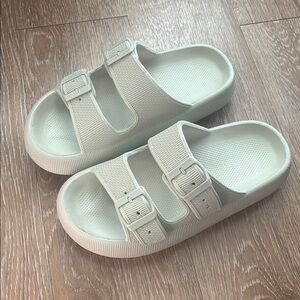 Cushionaire Fame 2 band cloud slide sandal, Aloe green, size 7/8